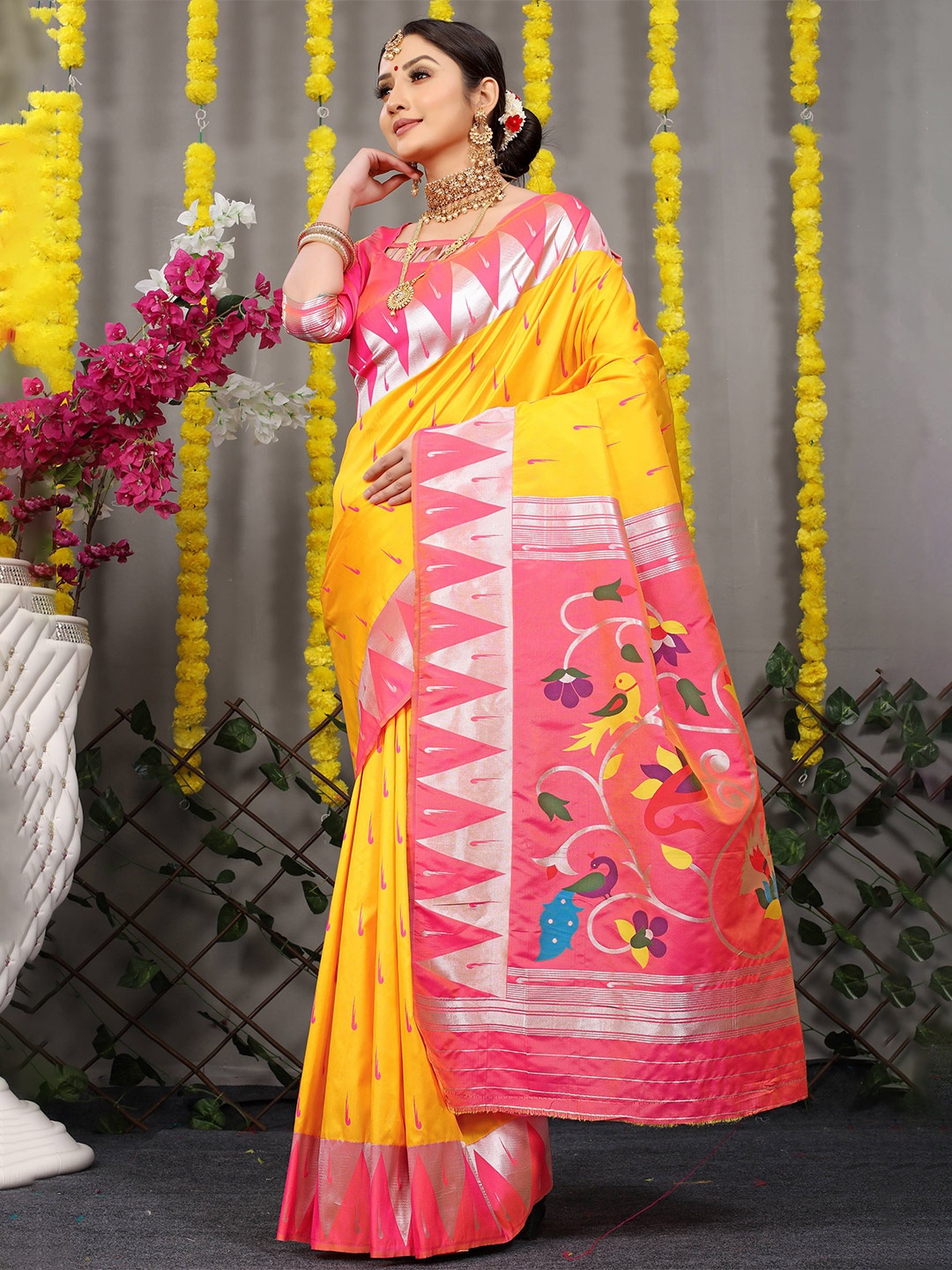 

PATIALAPICKS Woven Design Zari Pure Silk Kanjeevaram Saree, Yellow