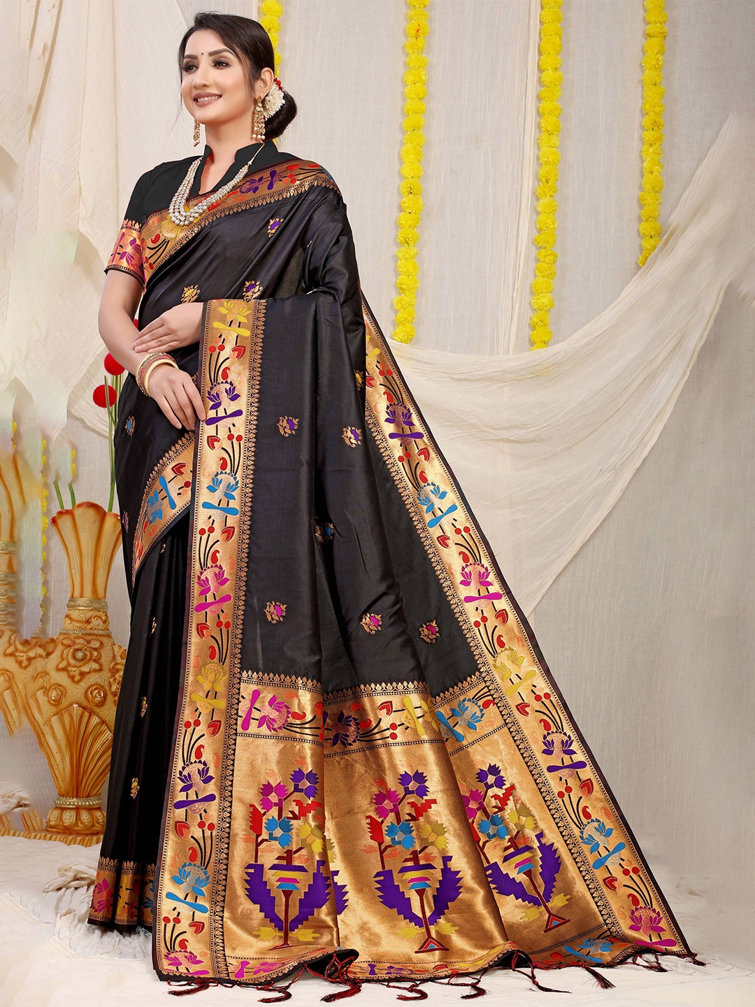 

PATIALAPICKS Ethnic Motifs Zari Pure Silk Kanjeevaram Saree, Black