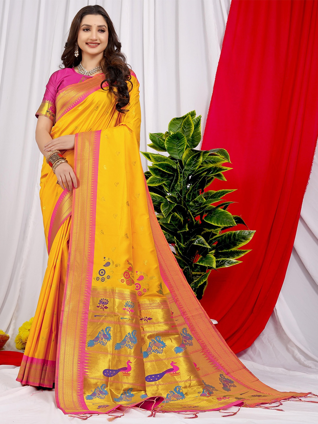 

PATIALAPICKS Woven Design Zari Pure Silk Kanjeevaram Saree, Yellow