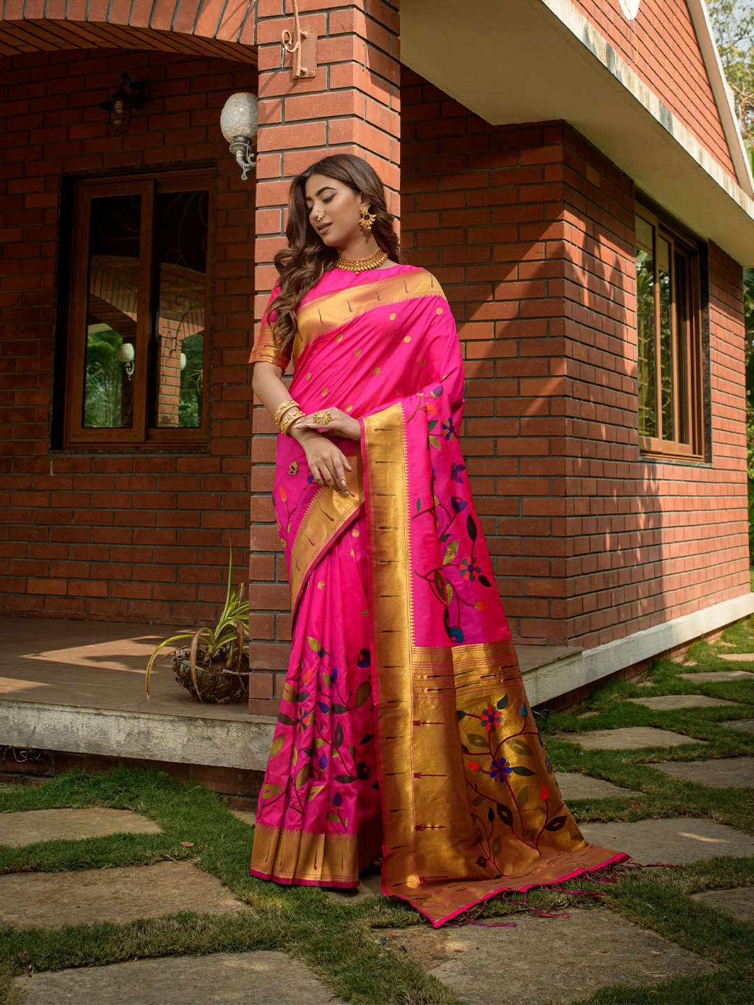 

PATIALAPICKS Woven Design Zari Pure Silk Kanjeevaram Saree, Pink