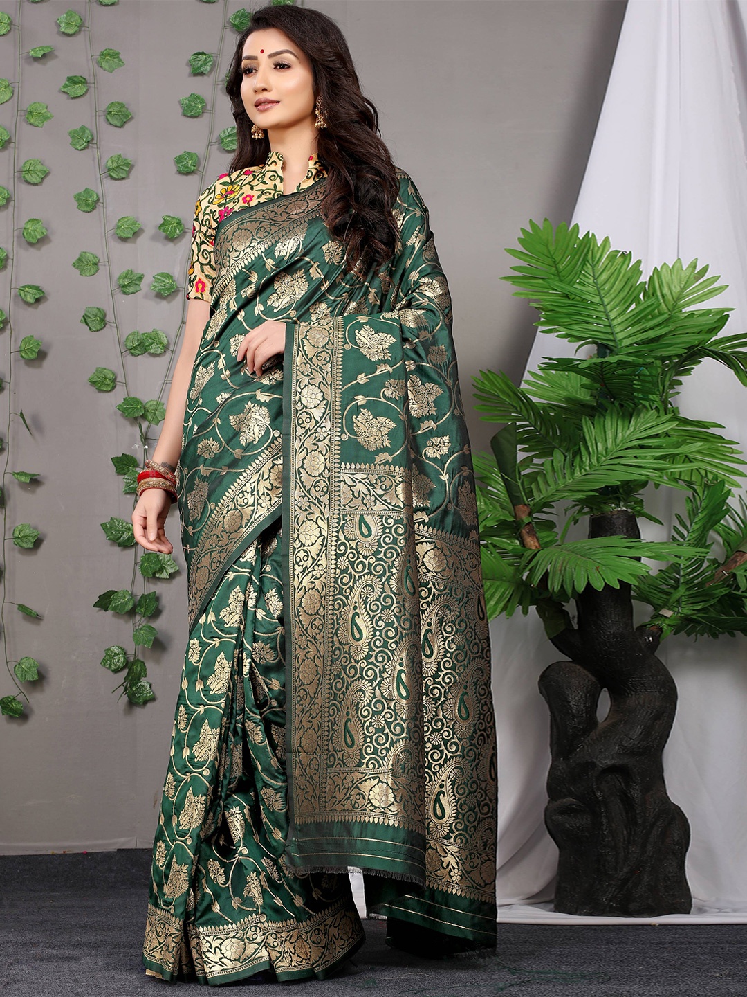 

PATIALAPICKS Woven Design Zari Pure Silk Kanjeevaram Saree, Green