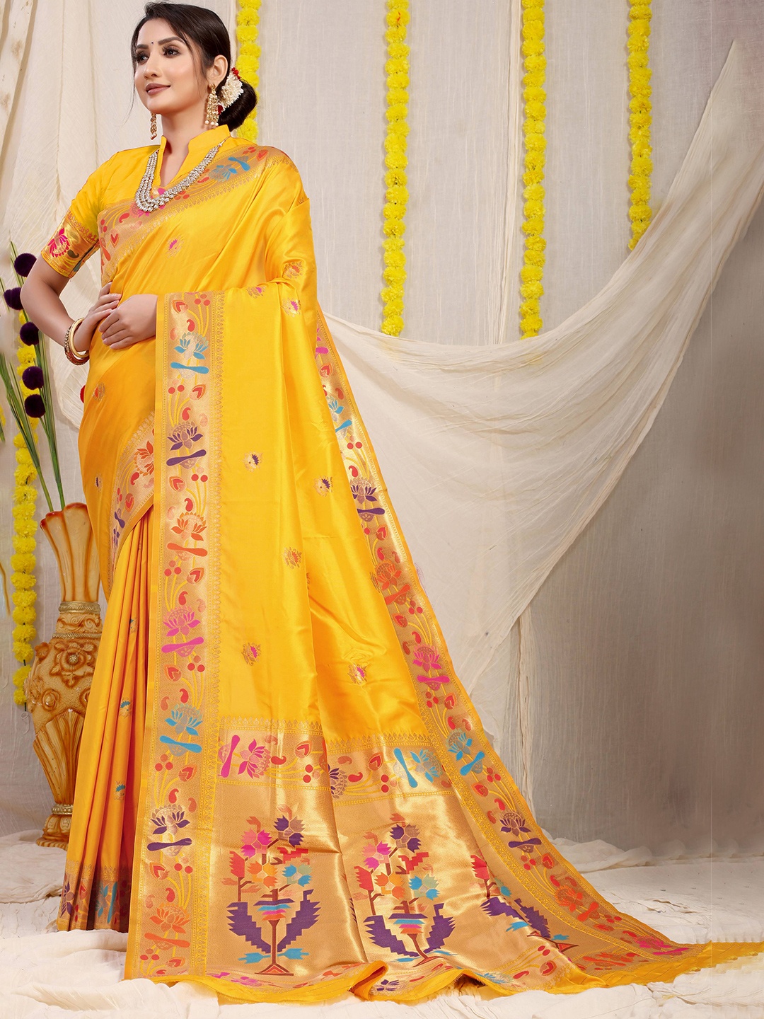

PATIALAPICKS Woven Design Zari Pure Silk Kanjeevaram Saree, Yellow