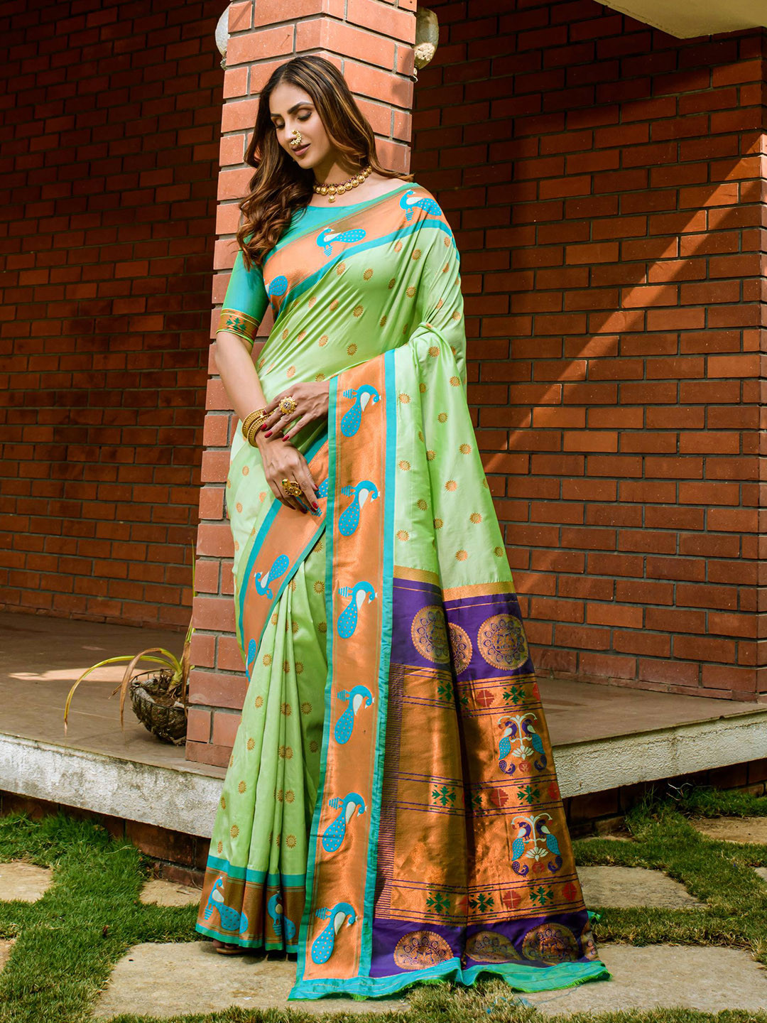 

PATIALAPICKS Woven Design Zari Pure Silk Kanjeevaram Saree, Lime green