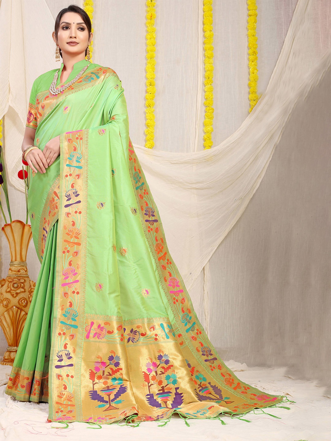 

PATIALAPICKS Woven Design Zari Pure Silk Kanjeevaram Saree, Lime green