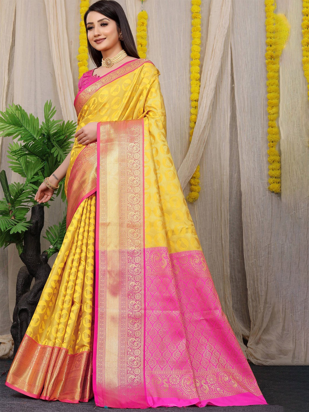 

PATIALAPICKS Woven Design Zari Pure Silk Kanjeevaram Saree, Yellow