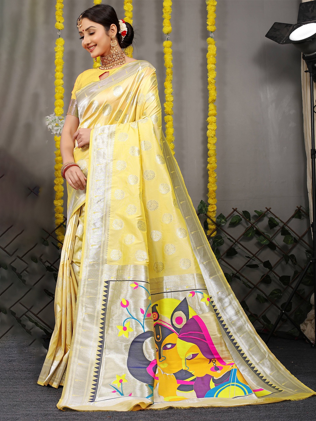 

PATIALAPICKS Ethnic Motifs Zari Pure Silk Kanjeevaram Saree, Yellow