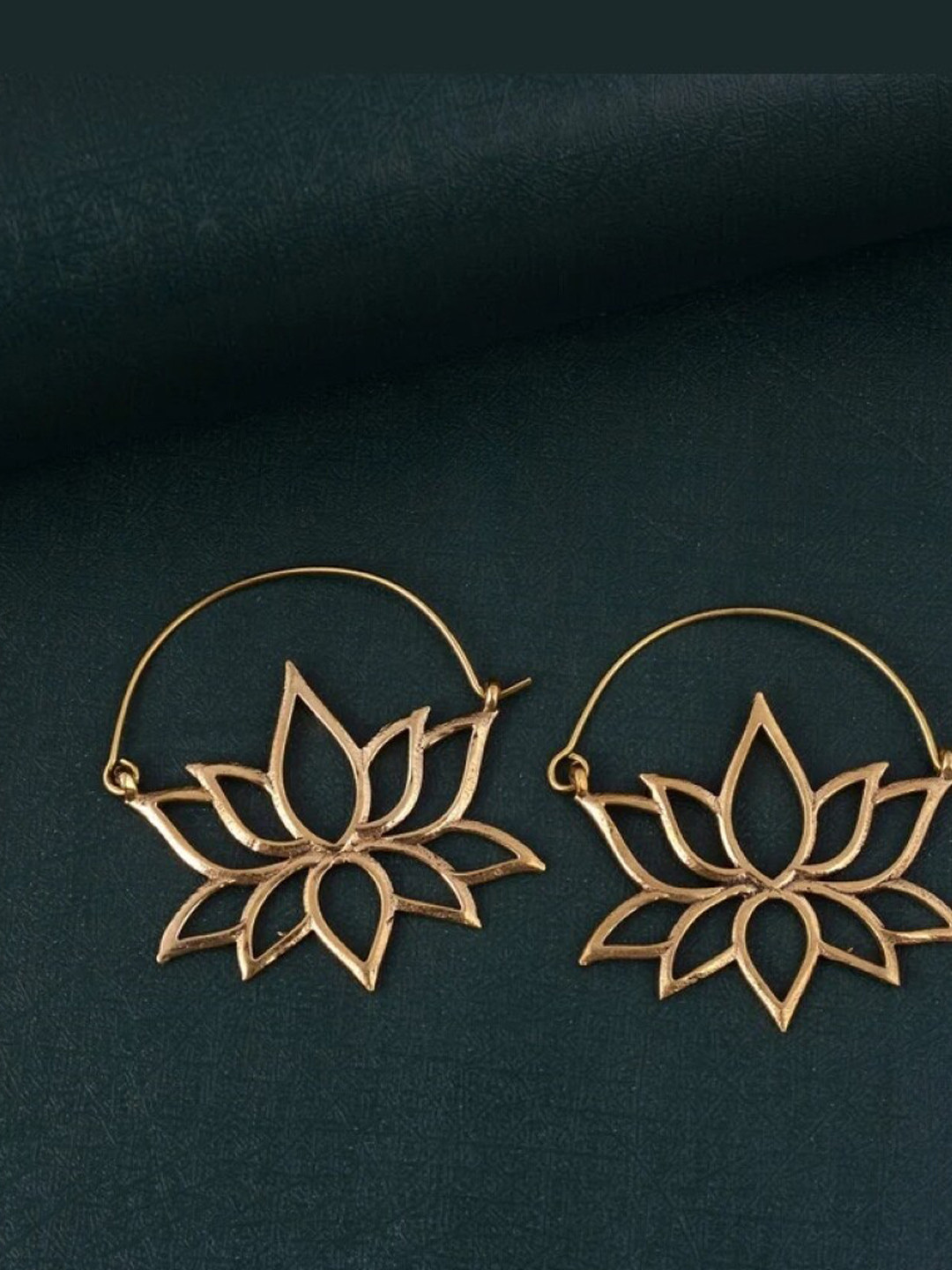 

EL REGALO Alloy Contemporary Lotus Hoop Earrings, Gold