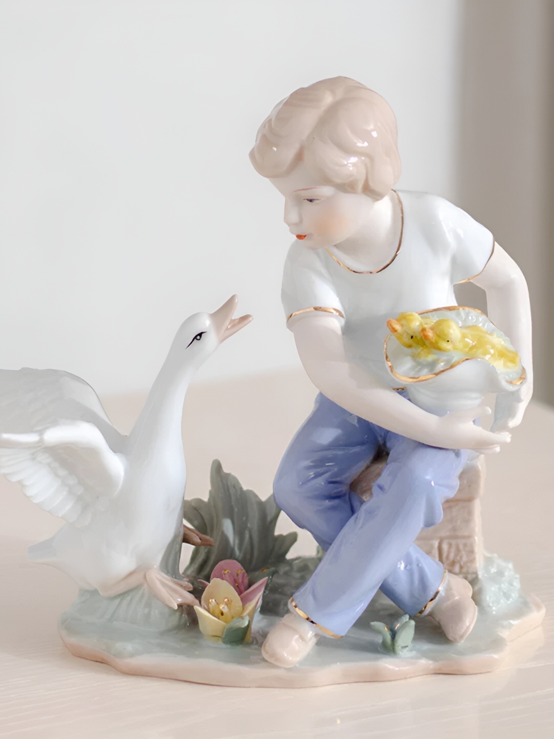 

THEDECORKART White Figurine Showpiece