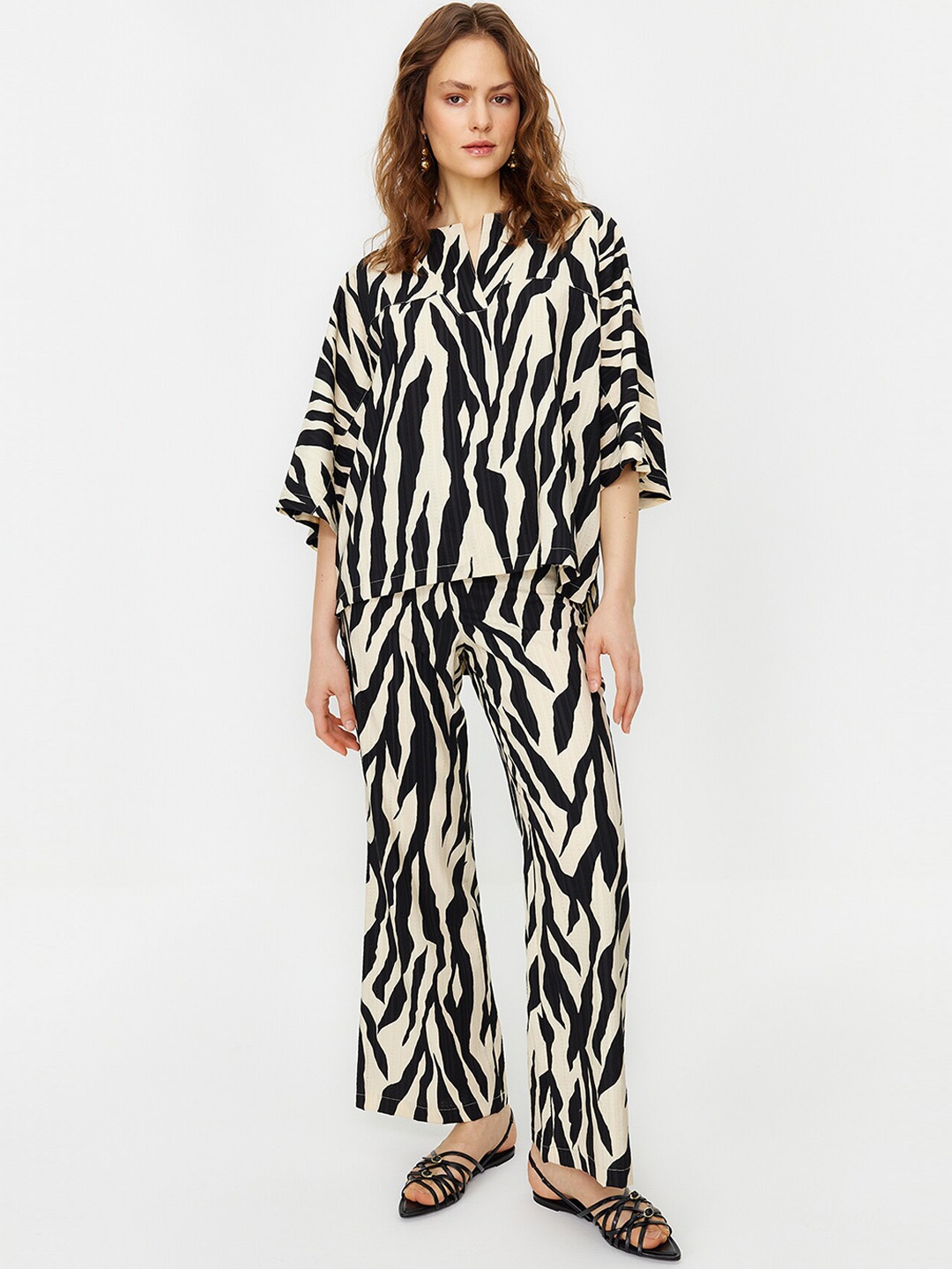 

Trendyol Abstract Printed Round Neck Top With Trousers Co-Ords, White