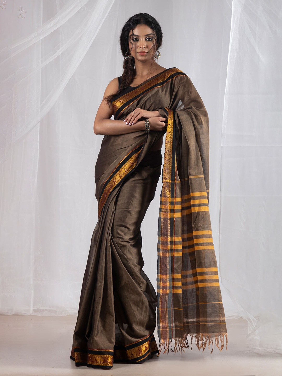 

Unnati Silks Zari Pure Cotton Handloom Narayan Peth Saree, Brown