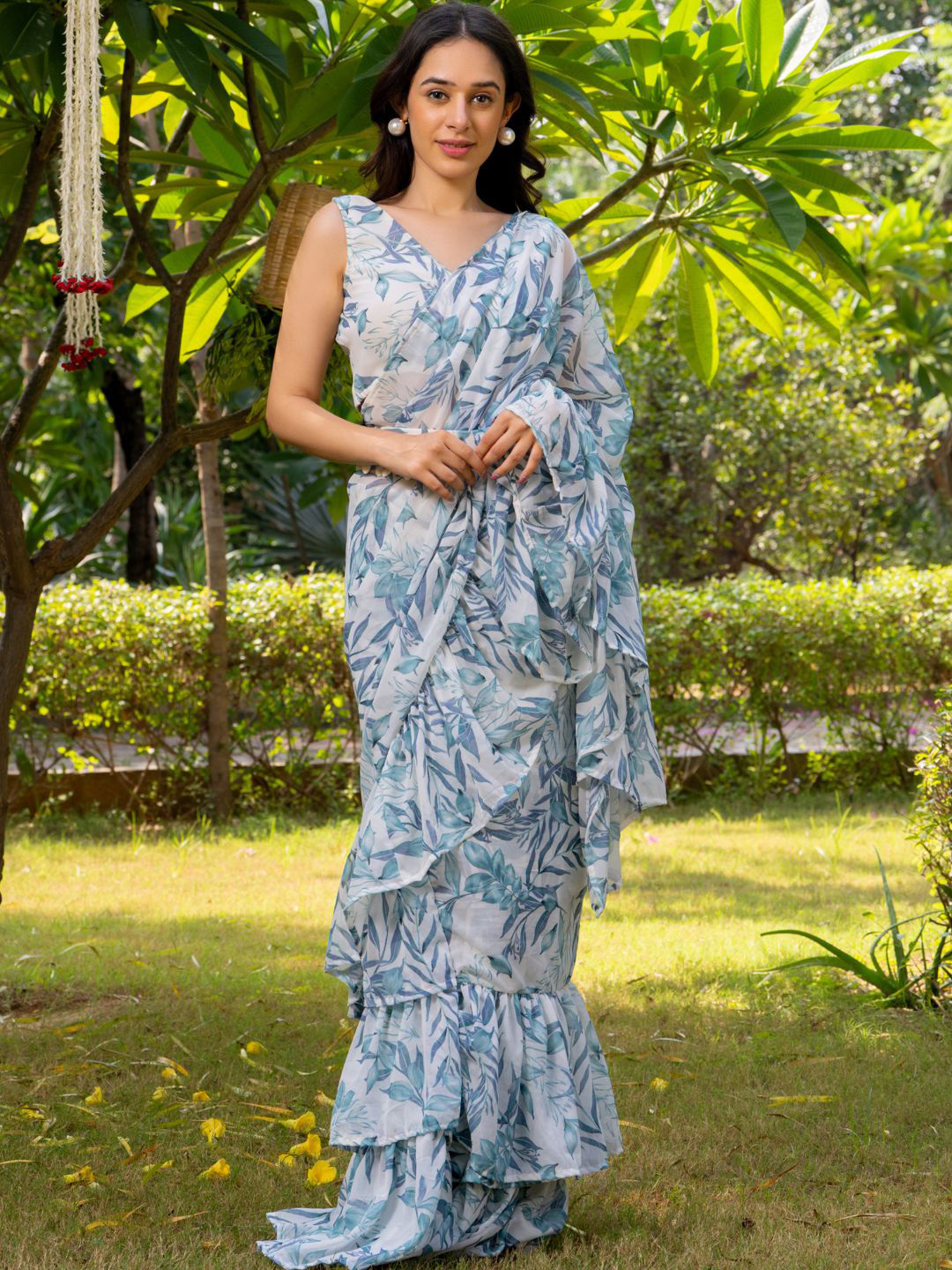 

PRETTY PALLU Floral Poly Georgette Saree, White
