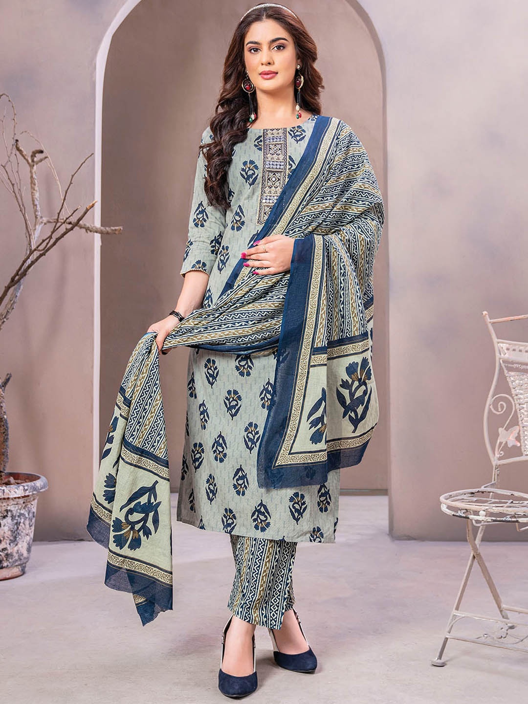 

Kiana House Of Fashion Floral Printed Kurta &Trouser With Dupatta, Grey