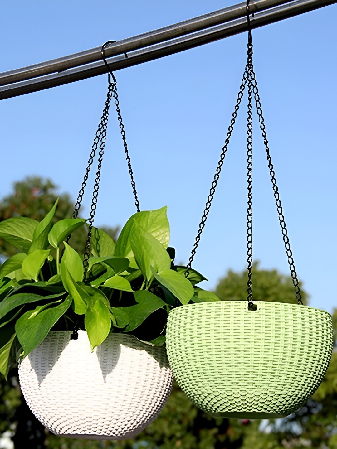 

AGAMI White & Green 2 Pieces Textured Basket Planters