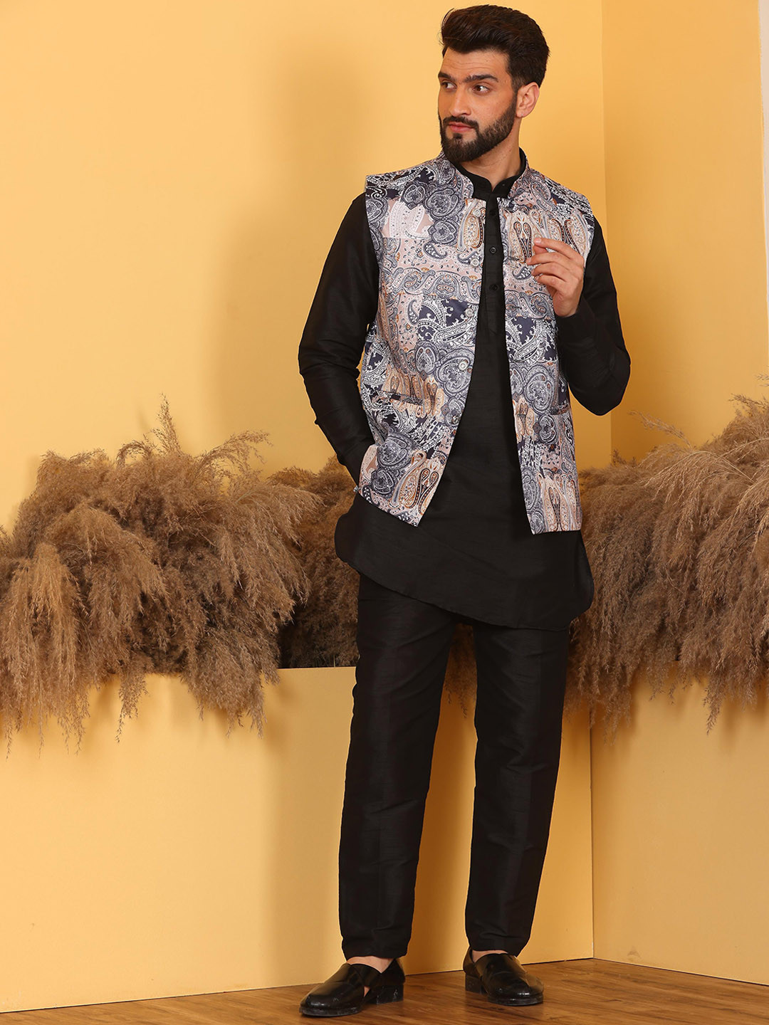 

Armaan Ethnic Men Regular Kurta with Churidar, Black