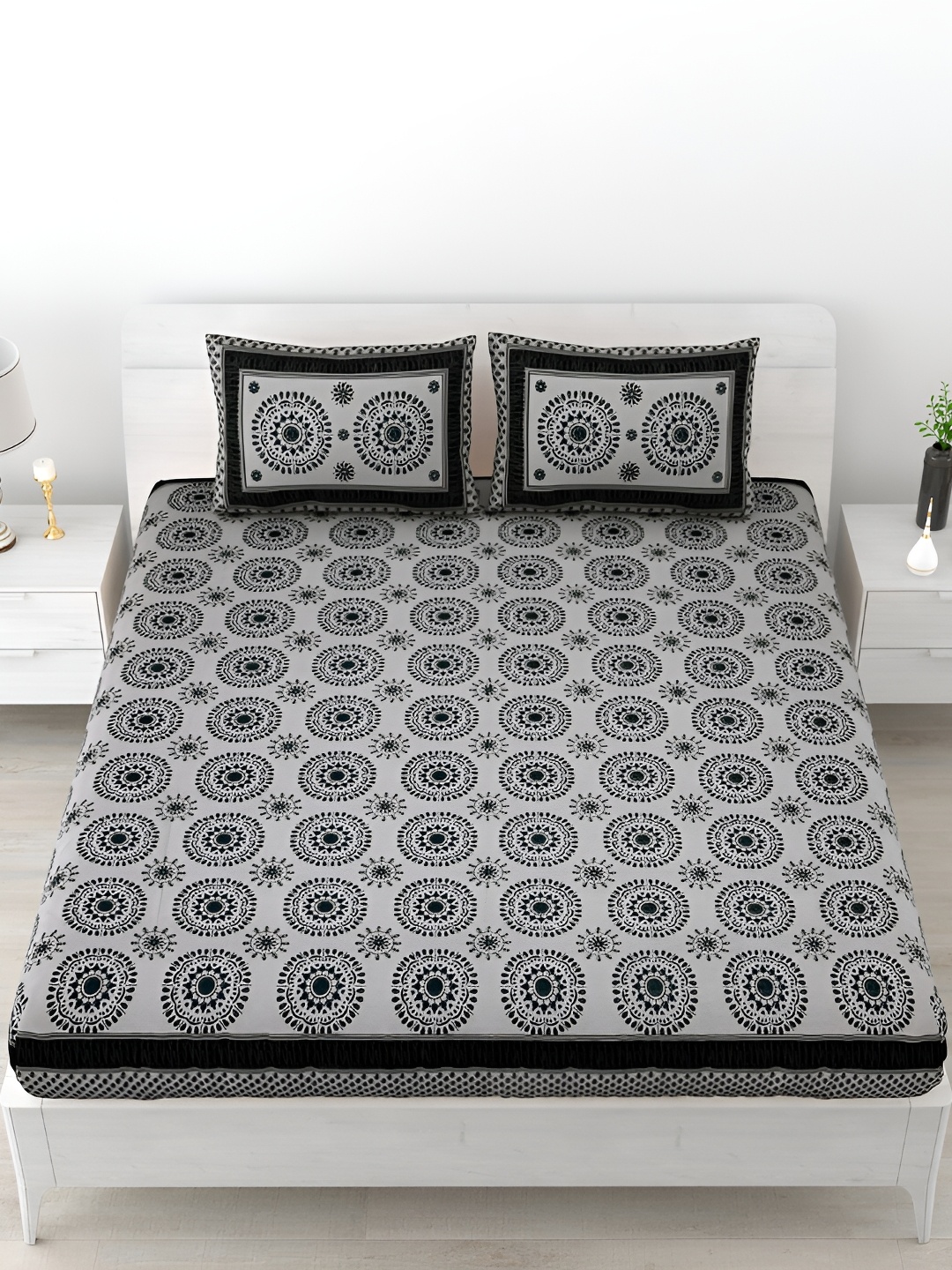 

POORAK Grey & Black Printed Cotton Fitted 186 TC King Bedsheet With 2 Pillow Covers