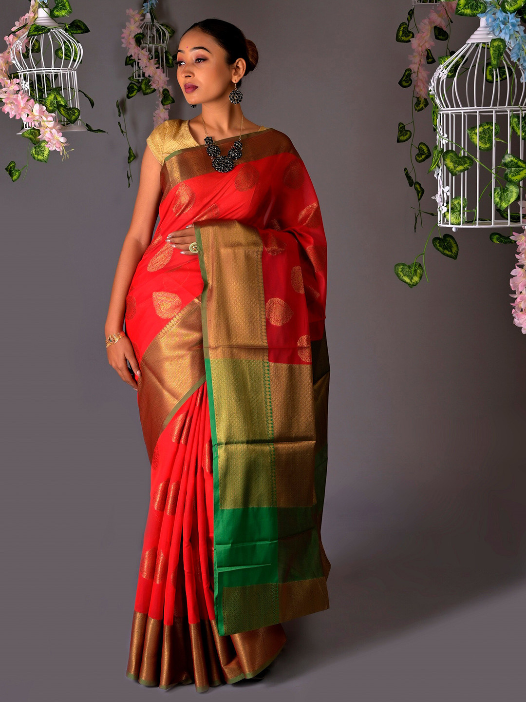 

Muskan Fashion Woven Design Ethnic Motifs Zari Banarasi Saree, Red