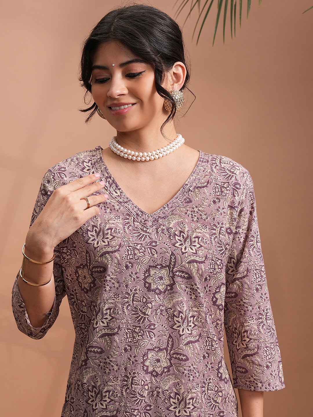 

Vishudh Floral Printed Three-Quarter Sleeves Pure Cotton Kurta, Khaki
