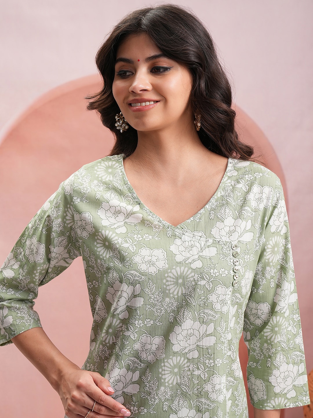 

Vishudh Floral Printed V-Neck Pure Cotton Kurta, Green