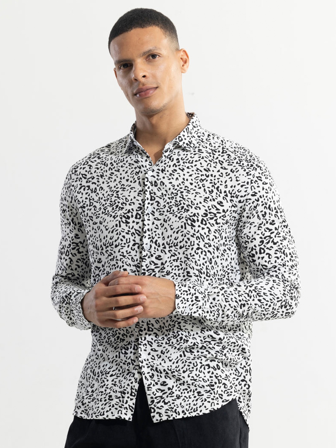 

Snitch White Classic Slim Fit Animal Printed Casual Shirt