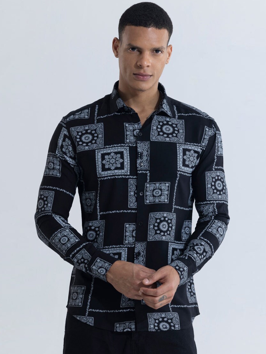 

Snitch Men Classic Slim Fit Opaque Printed Casual Shirt, Black