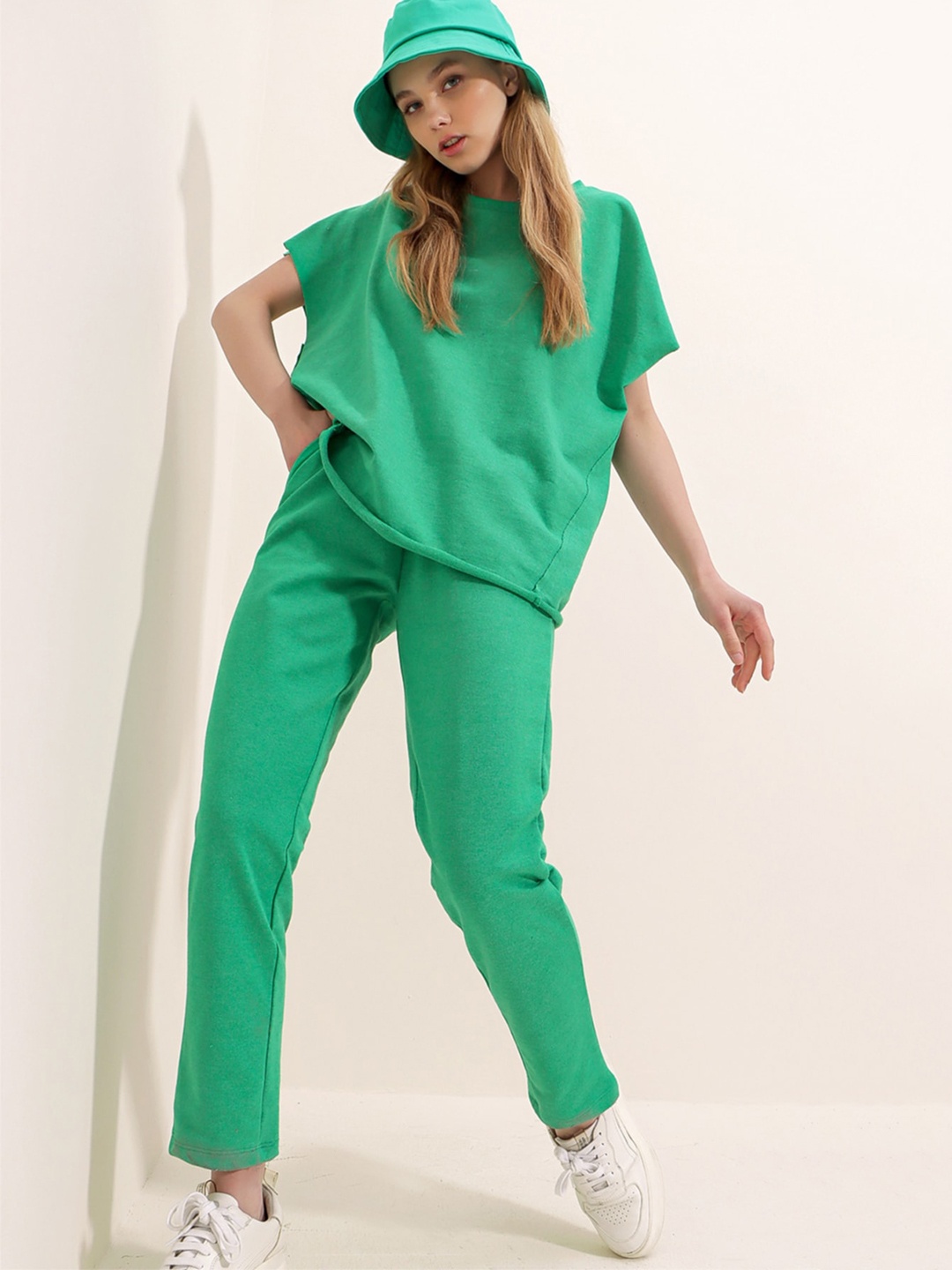 

Trend Alacati stili Round Neck Mid-Rise Tracksuit, Green