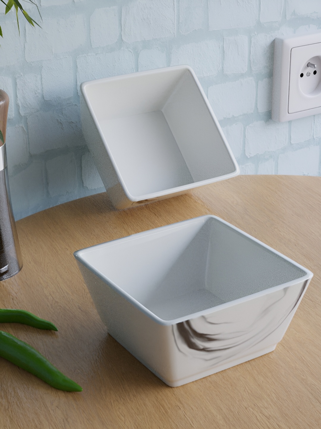 

The Earth Store White & Brown 2 Pieces Ceramic Glossy Bowls 200 ml