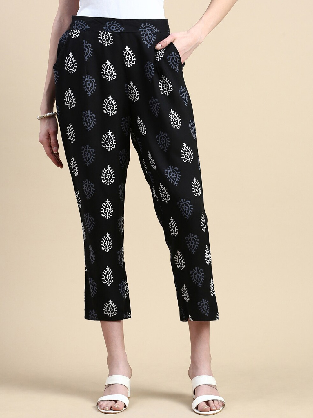 

De Moza Women Ethnic Motifs Printed High-Rise Trousers, Black