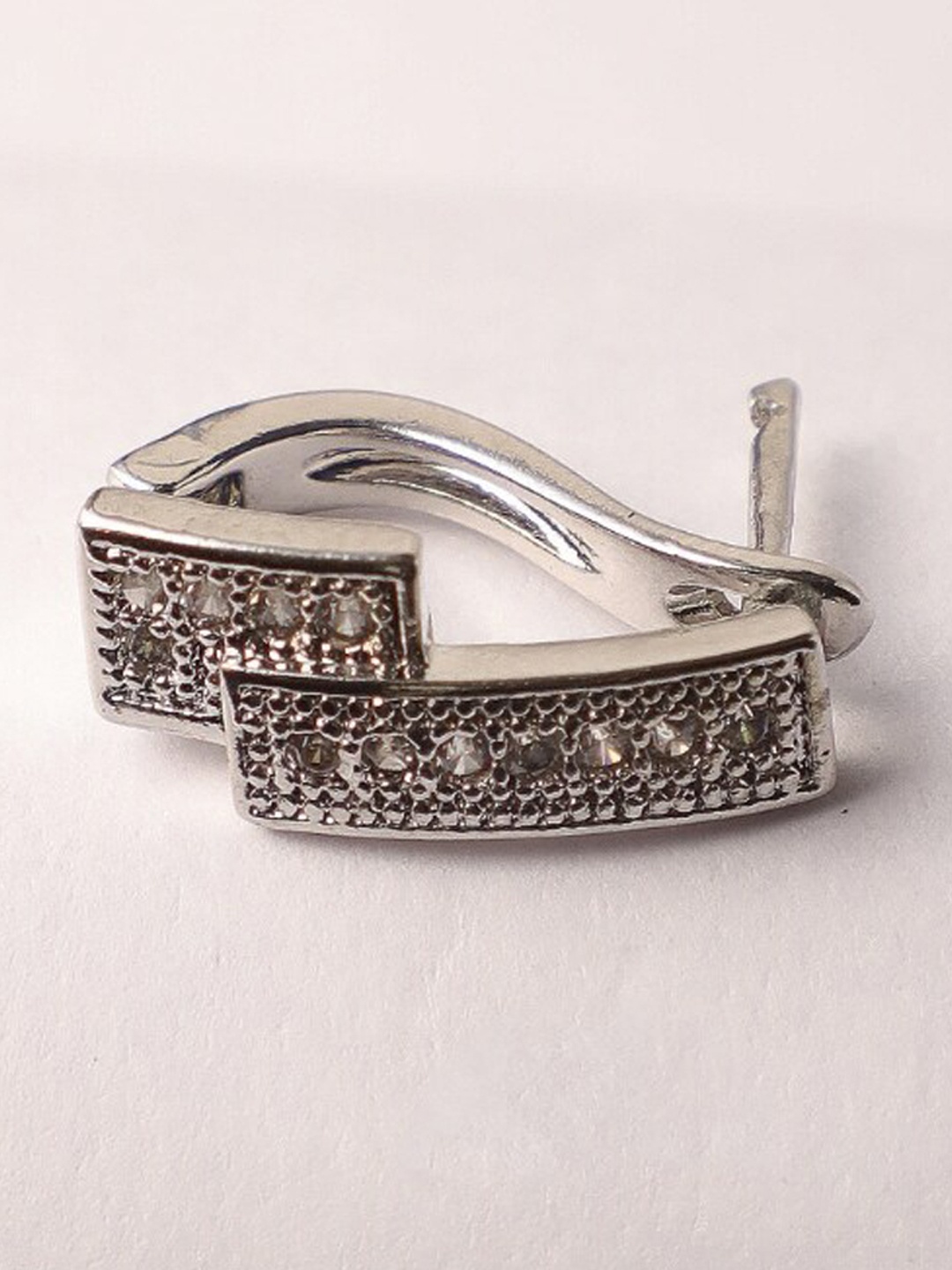 

Zeraki Jewels Silver-Plated Contemporary Studs Earring