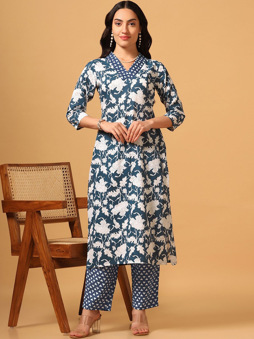 

FASHION DREAM Floral Printed V-Neck Kurta with Trousers, Blue