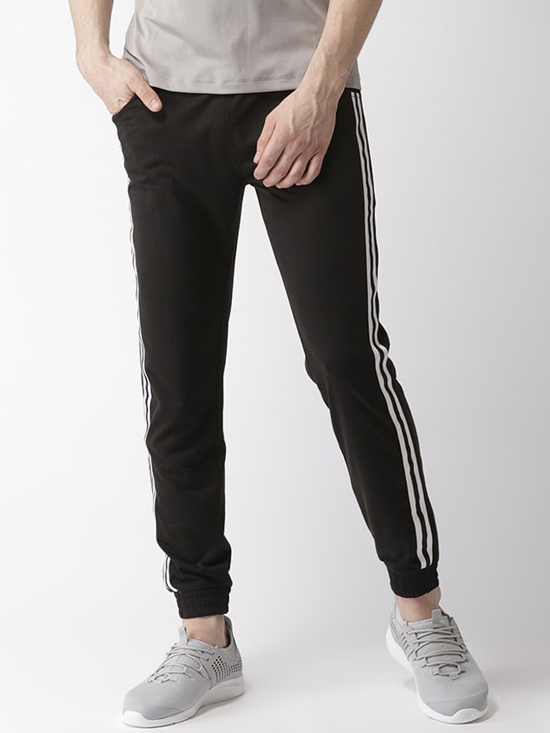 

Hubberholme Men Mid-Rise Slim-Fit Joggers, Black
