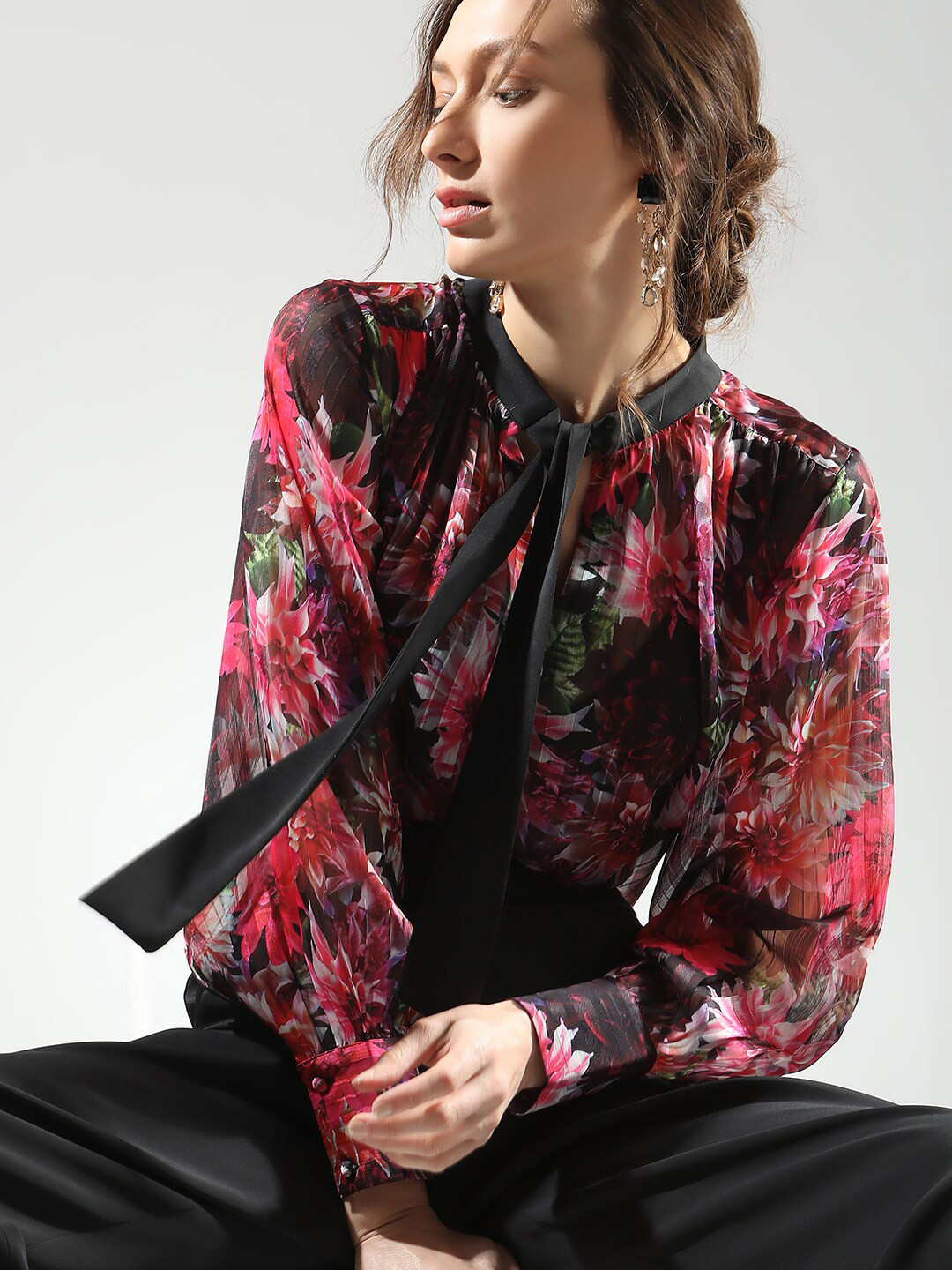 

Vero Moda Floral Printed Tie-Up Neck Cuffed Sleeves Top, Black