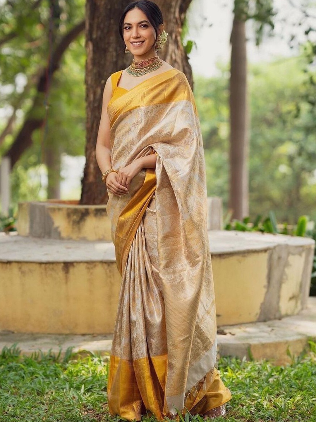 

KALINI Ethnic Motifs Woven Designed Zari Saree, Off white