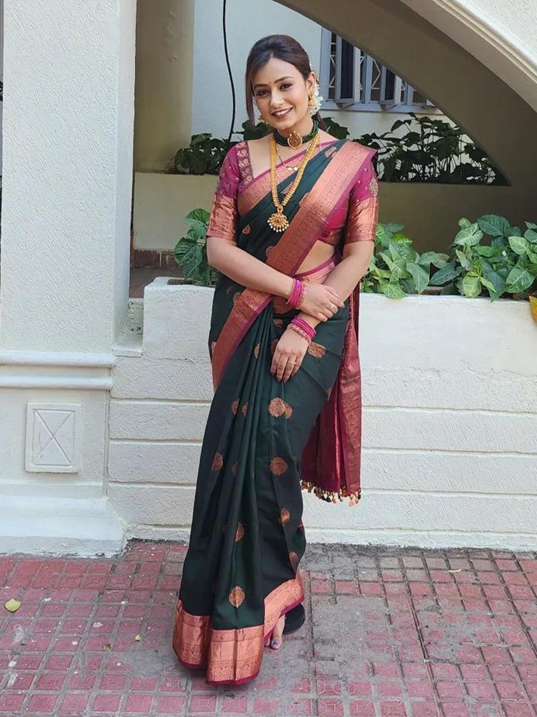

KALINI Ethnic Motifs Woven Designed Zari Saree, Green