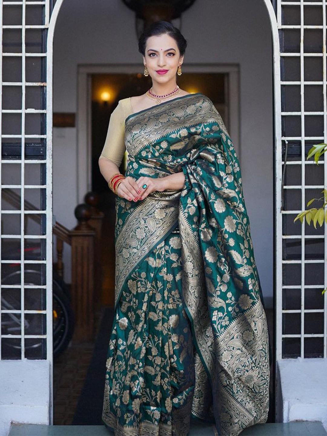 

KALINI Floral Woven Designed Zari Saree, Green