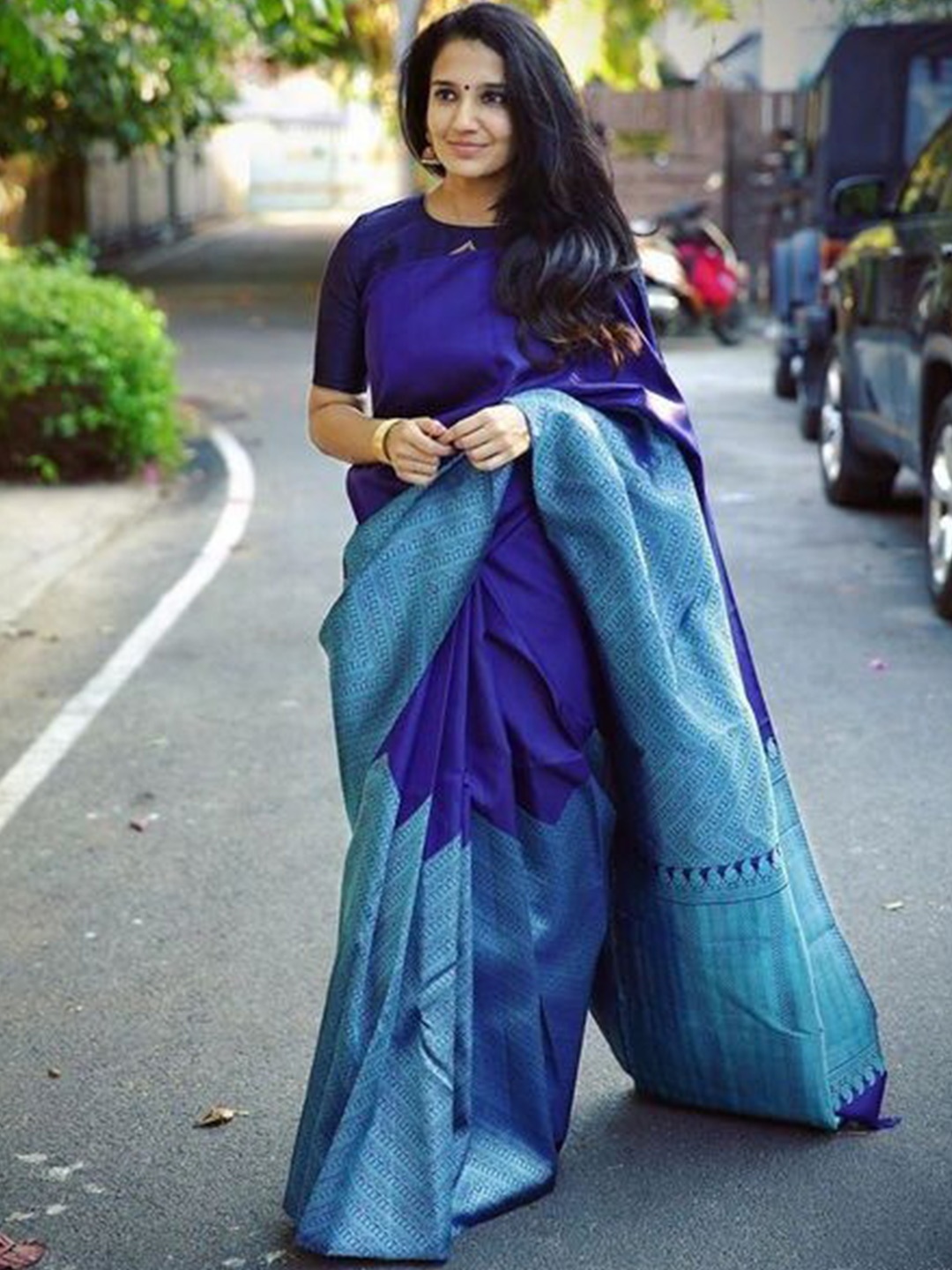 

KALINI Geometric Woven Design Art Silk Saree, Navy blue