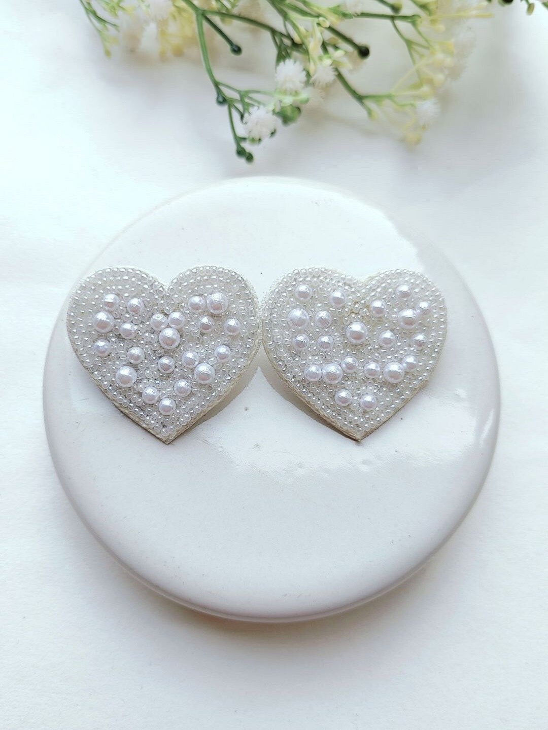 

Crunchy Fashion Beaded Heart Shaped Stud Earrings, White