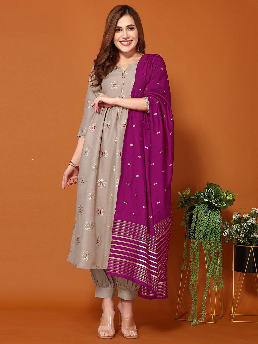 

SKYLEE Floral Printed Regular Kurta With Salwar & Dupatta, Khaki