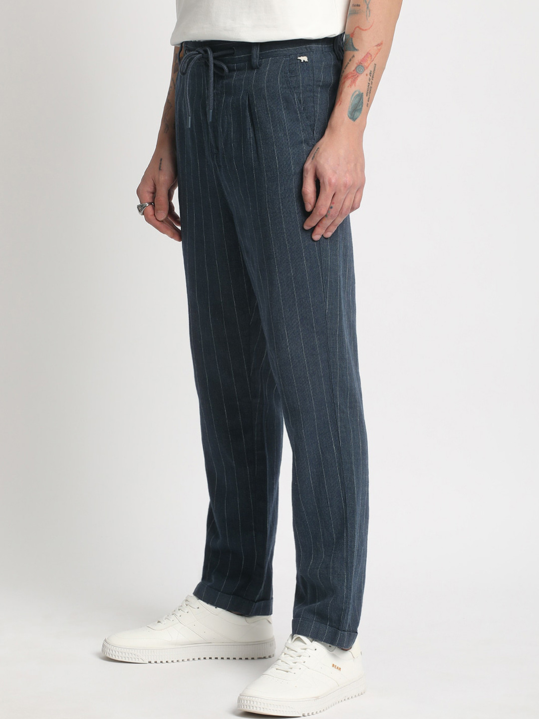 

THE BEAR HOUSE Men Striped Tapered Fit Pleated Trousers, Blue