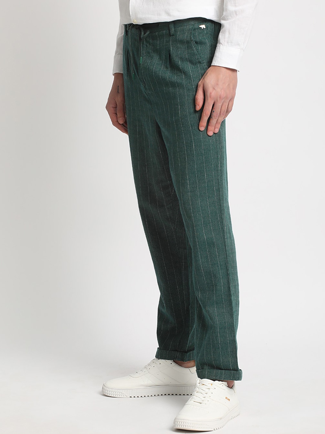 

THE BEAR HOUSE Men Striped Tapered Fit Pleated Mid-Rise Trousers, Green