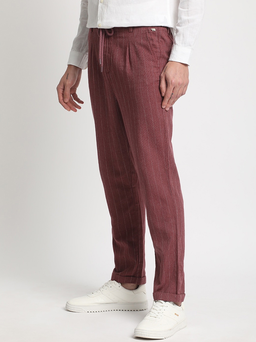 

THE BEAR HOUSE Men Striped Tapered Fit Pleated Mid-Rise Trousers, Maroon