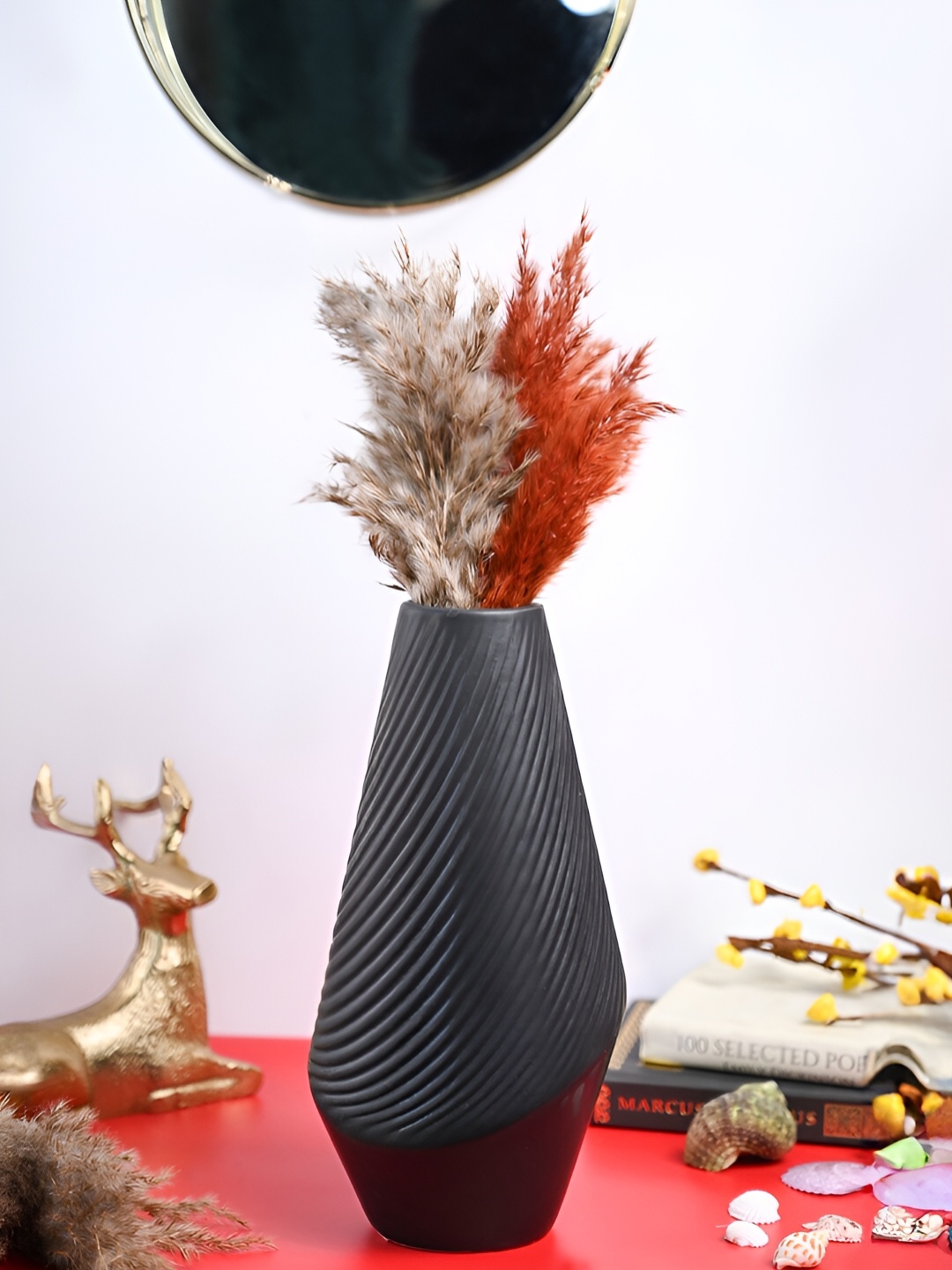 

MARKET99 Black Ribbed Ceramic Vase