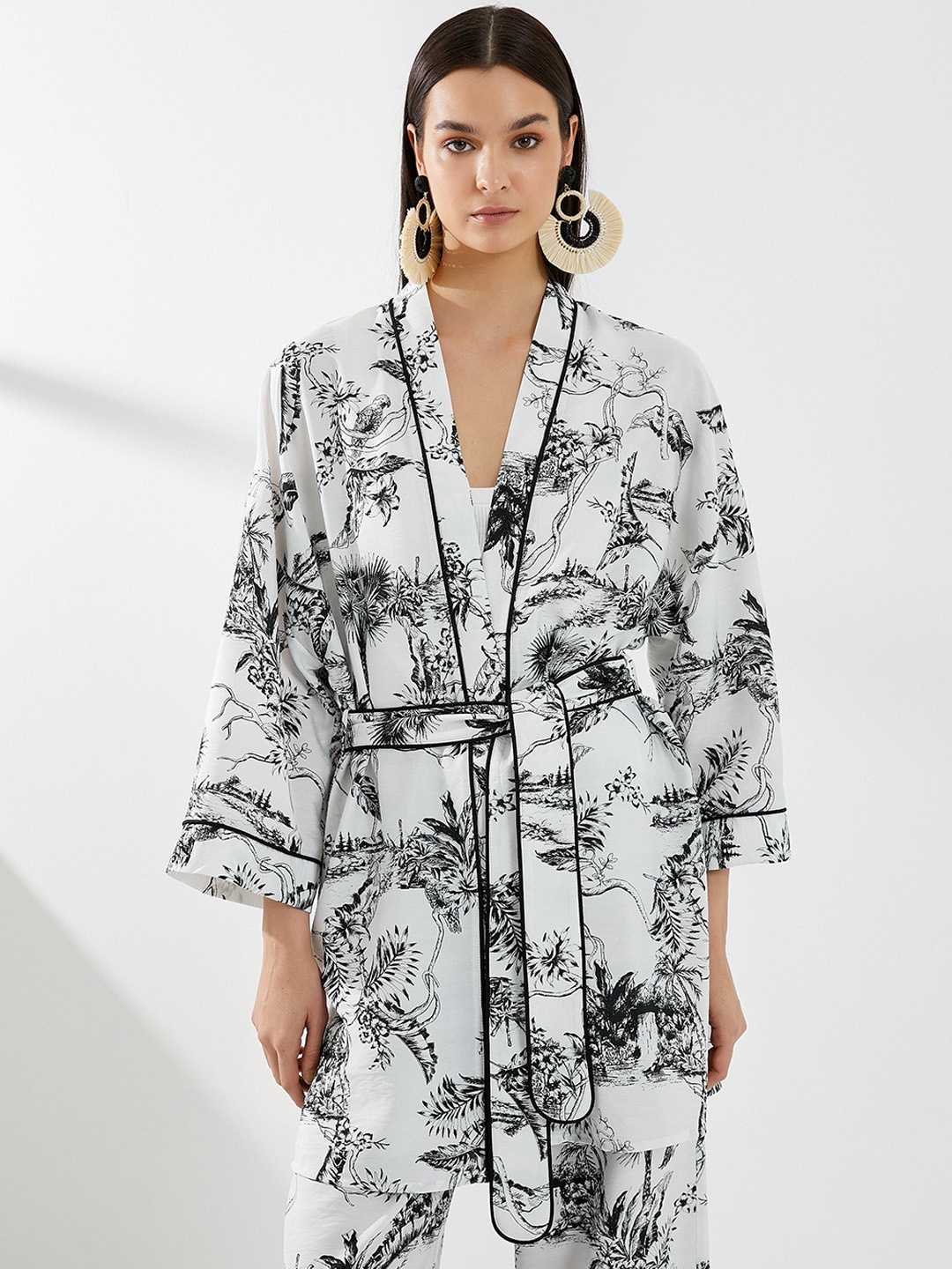 

Koton Abstract Printed Tie-Up Shrug, Black