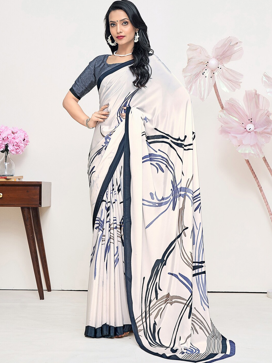 

Mitera White & Grey Abstract Printed Saree