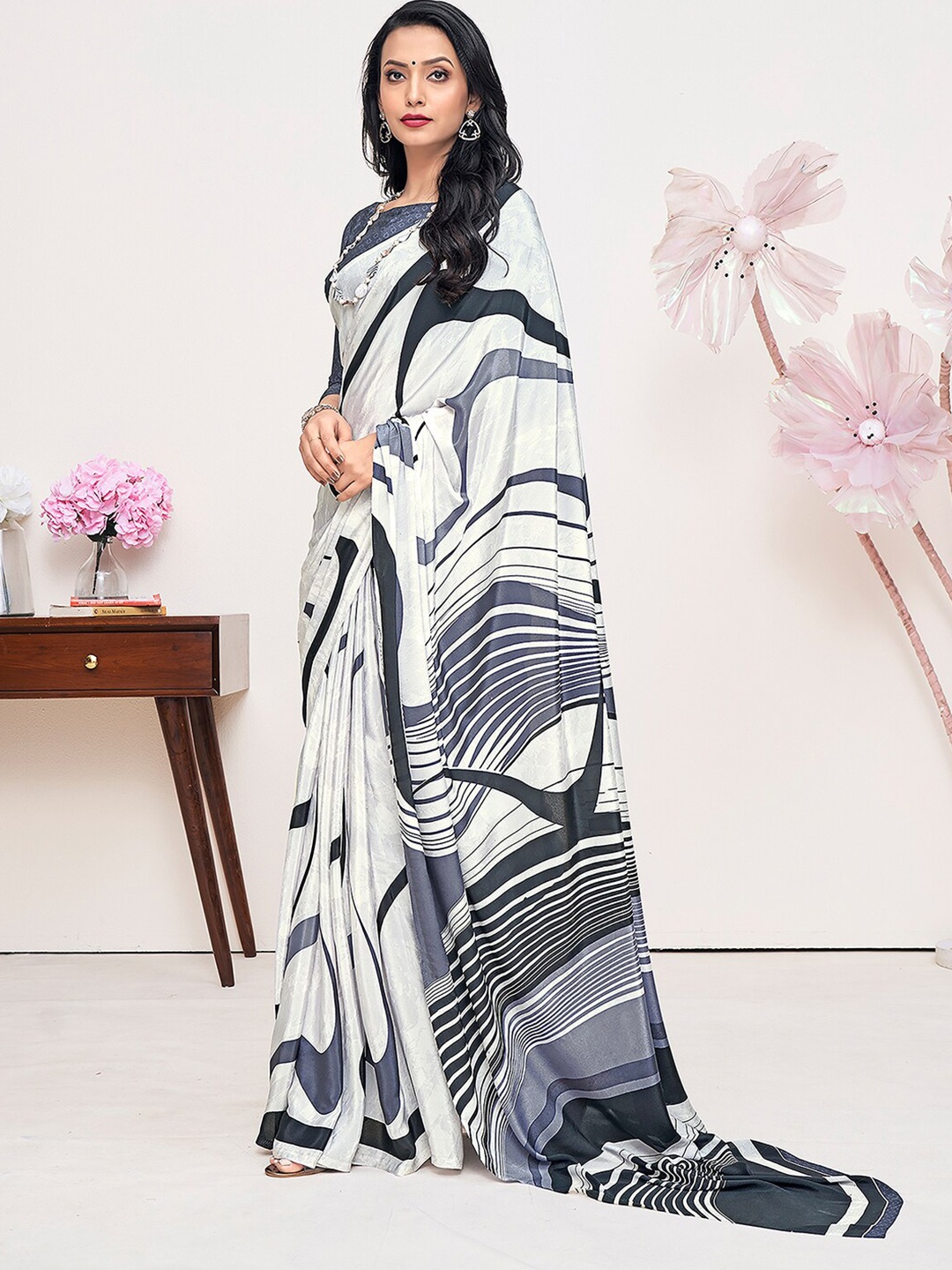 

Mitera White Abstract Printed Bagru Saree