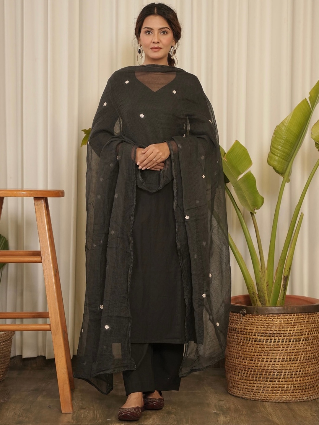 

OneWe Fana Sweetheart Neck Pure Cotton Kurta With Trousers & Dupatta, Black