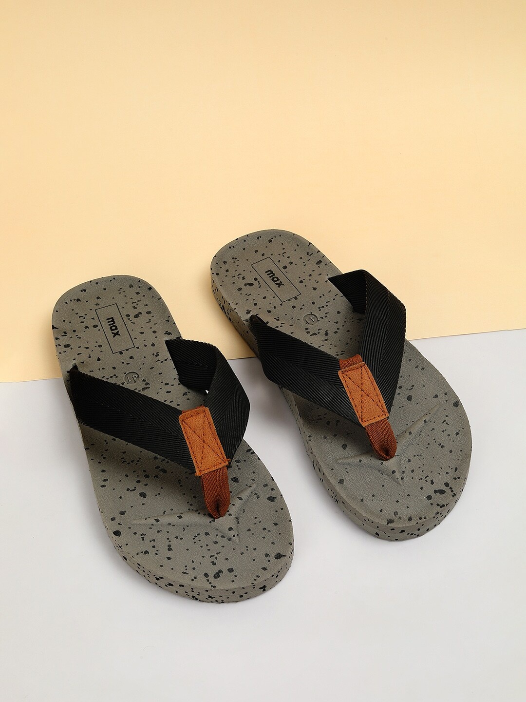 

max Men Printed Thong Flip-Flops, Grey