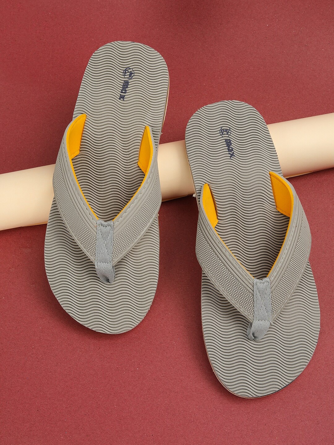 

max Men Textured Thong Flip-Flops, Grey