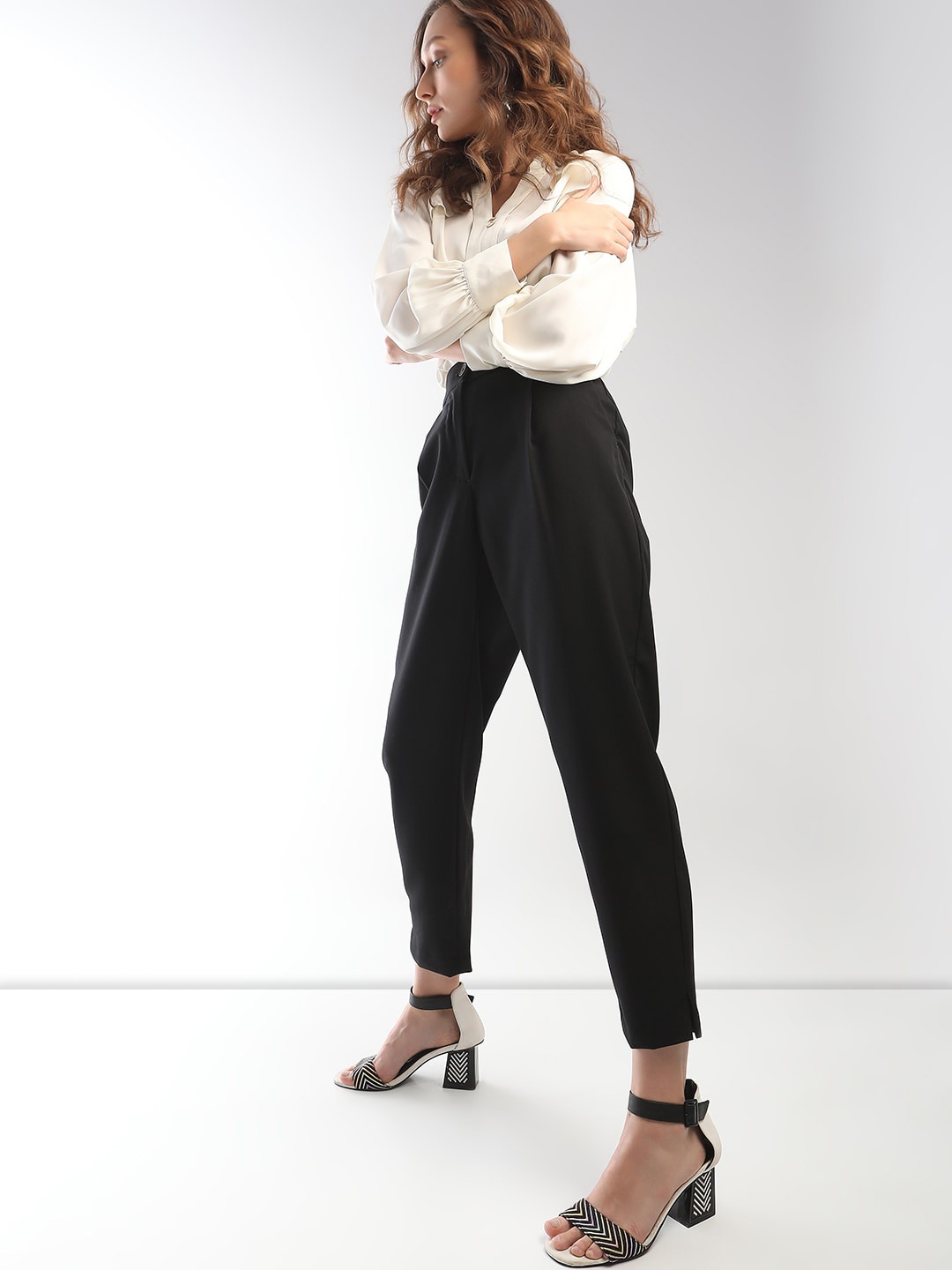 

Vero Moda Women Straight Fit High-Rise Trousers, Black