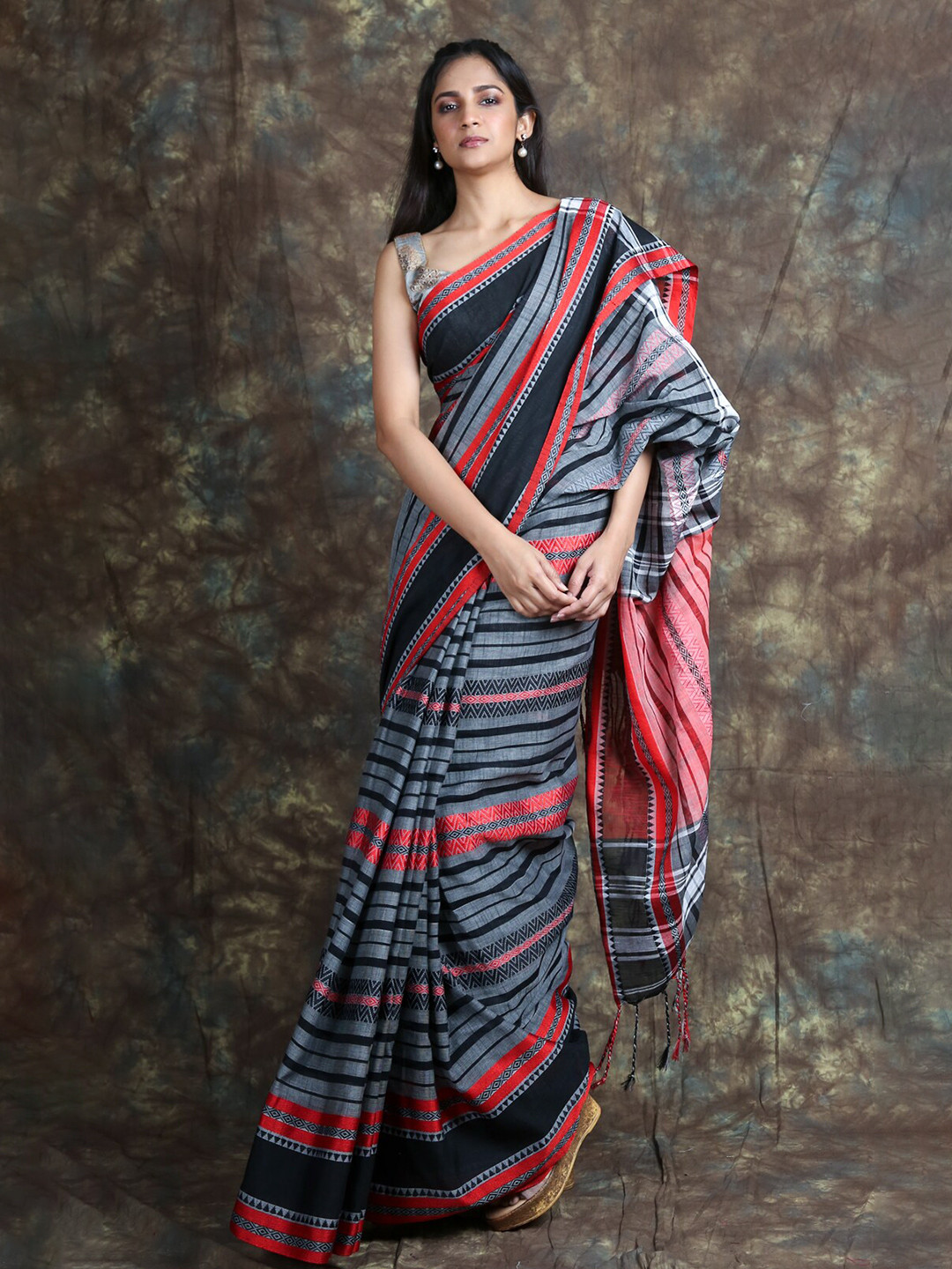 

Charukriti Striped Pure Cotton Saree, Grey