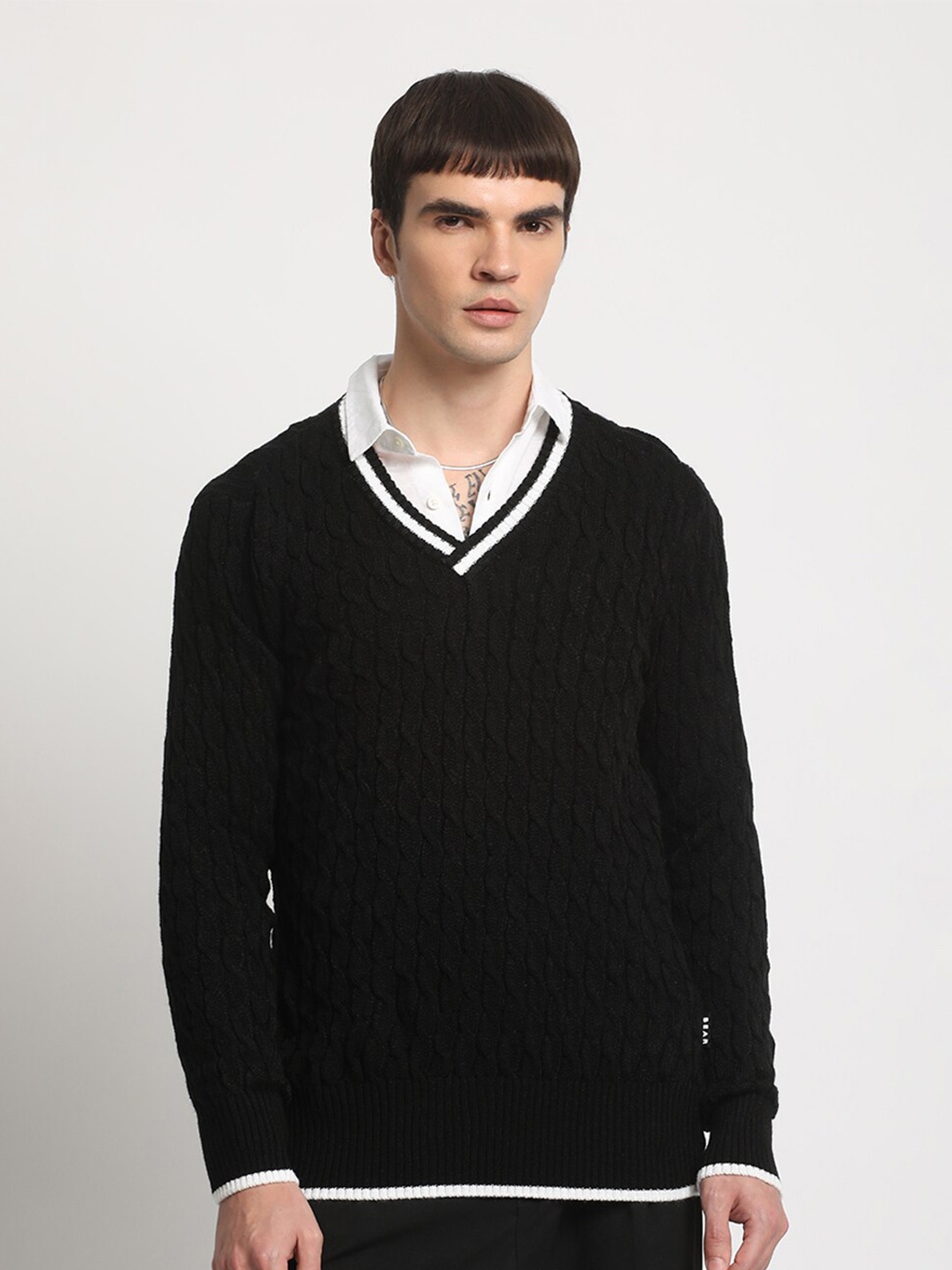

THE BEAR HOUSE Cable Knit V-Neck Acrylic Pullover, Black